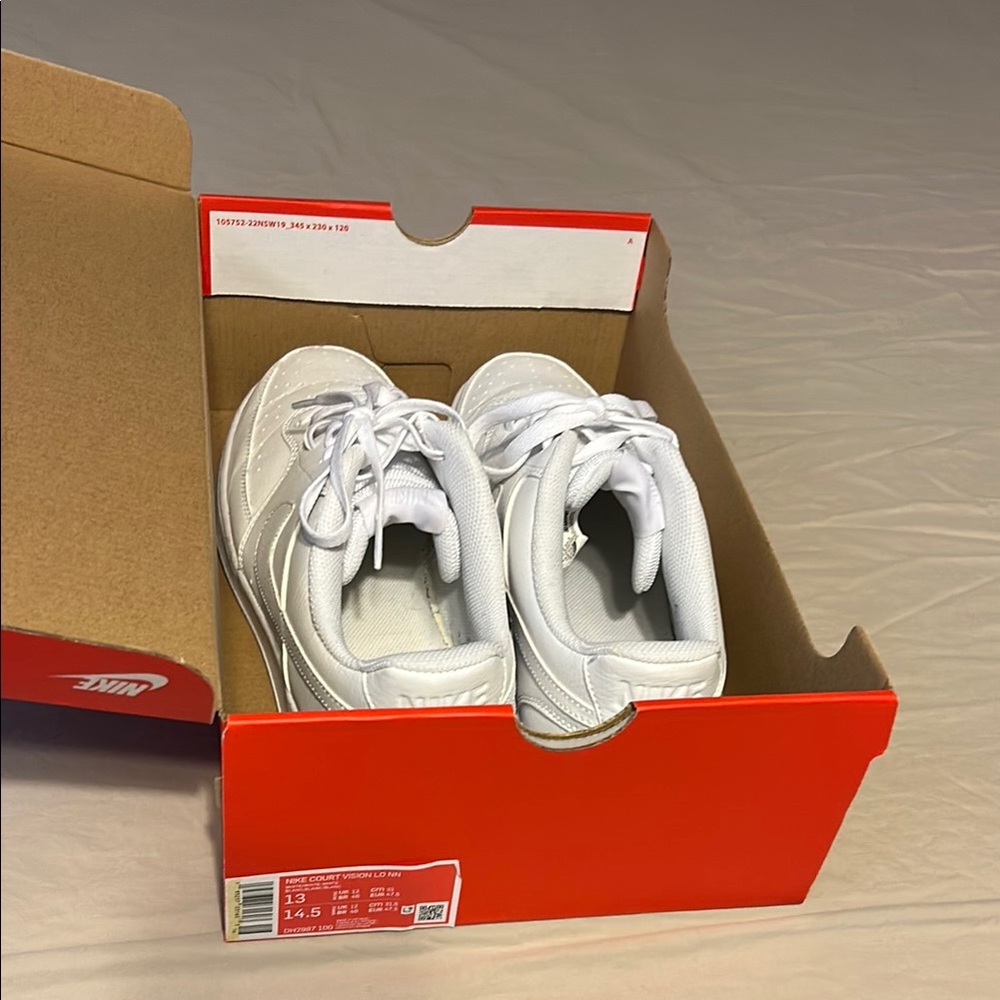 Nike White Athletic Shoes Minimalist Design